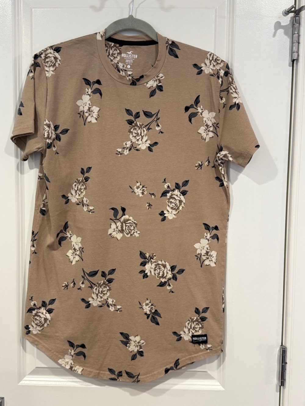 Hollister Men's Brown Floral Crewneck Tee